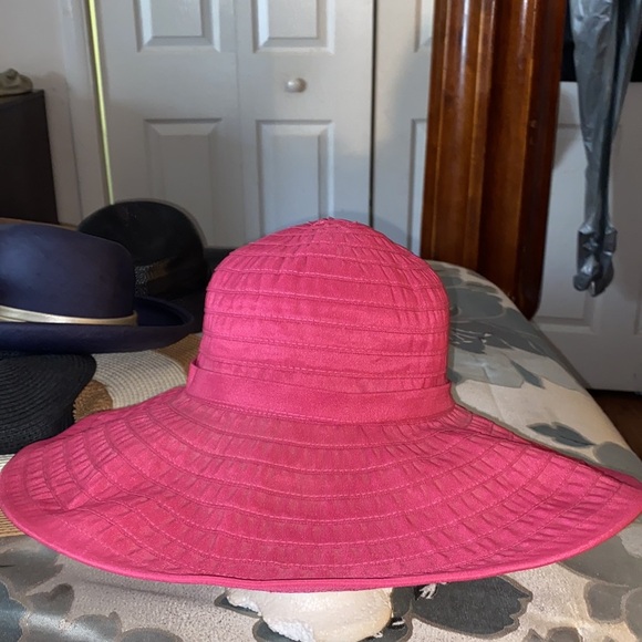 Woman’s hat color like mauve beautiful - Picture 2 of 8